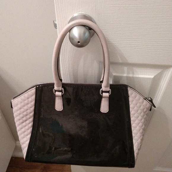 GUESS PATENT LEATHER HANDBAG - Picture 2 of 4